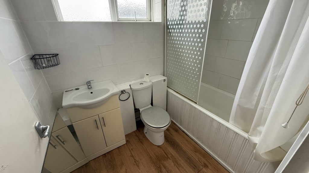 Lot: 12 - ONE-BEDROOM FLAT WITH SHARE OF FREEHOLD - Internal image of bathroom